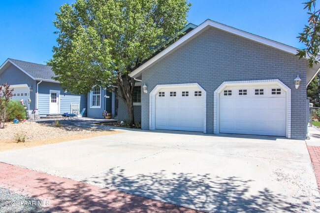 Building Photo - 2440 W Live Oak Dr