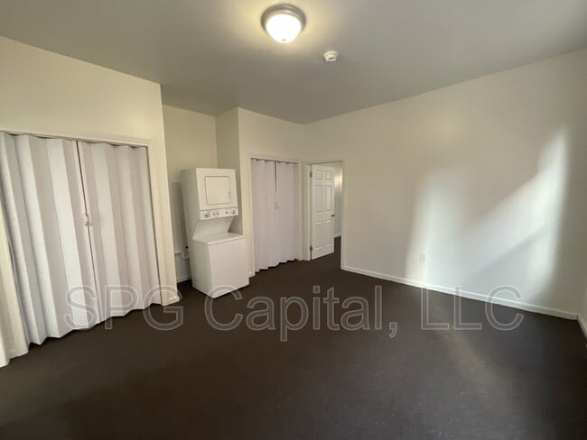 Building Photo - 122 Ann St