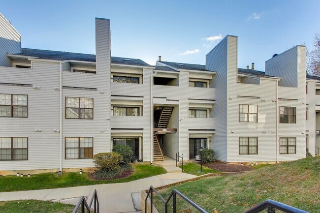 Building Photo - Top Floor 1-2 bed w/ a loft [ can be a 2nd BEDROOM] plus  1.5 Baths and SECURE GARAGE SPACE