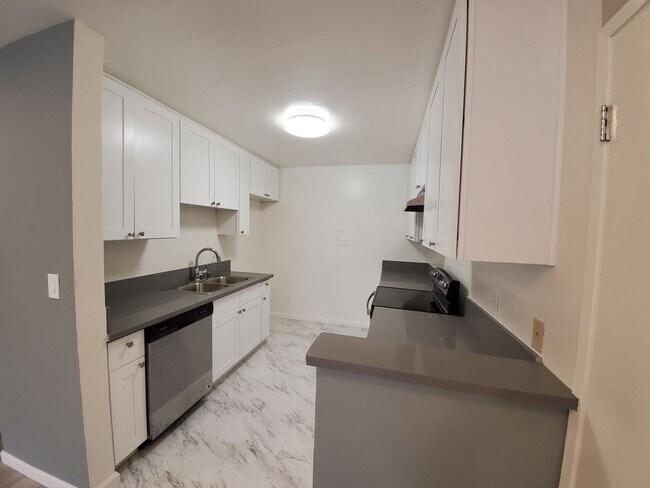 Building Photo - 1 Month Free! Fully Renovated 1-Bedroom Ap...