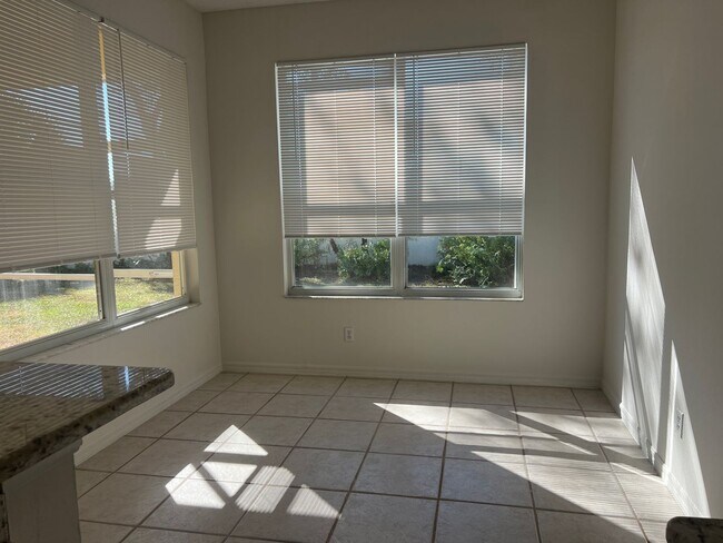 Building Photo - Welcome to your new home in beautiful Venice, Fl!  2 Bedroom 2 Bath w/ Den