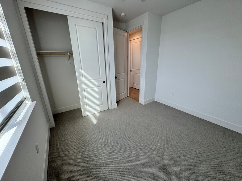Building Photo - 201 W Rustica Dr