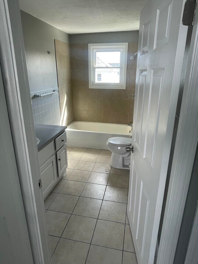 Building Photo - 17 Canonicus St