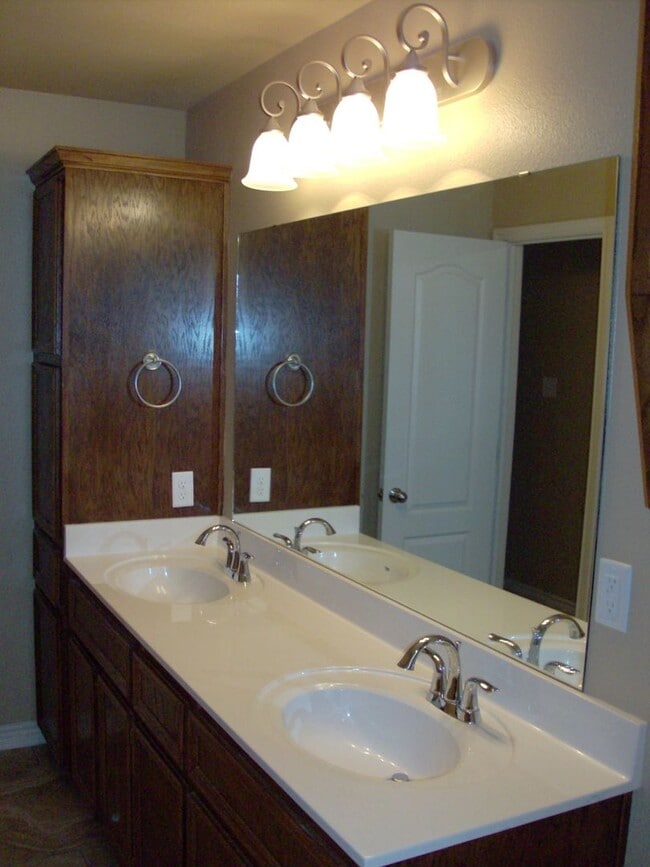 Building Photo - 3 Bedroom / 2 Bath Duplex off Clear Creek ...