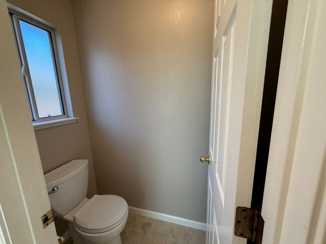 Building Photo - 4-bedroom Single Story home in Ripon!