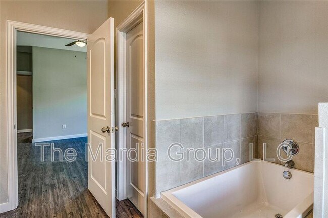 Building Photo - 1110 Woburn Dr