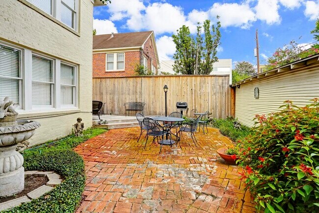 Building Photo - 2313 Wroxton Rd