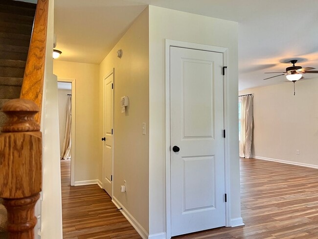 Building Photo - Sellhorn Heights 4BR/2.5BA, Fenced Yard, D...