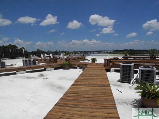 Building Photo - 3113 River Dr