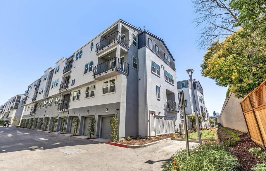 Building Photo - 818 Redberry Way