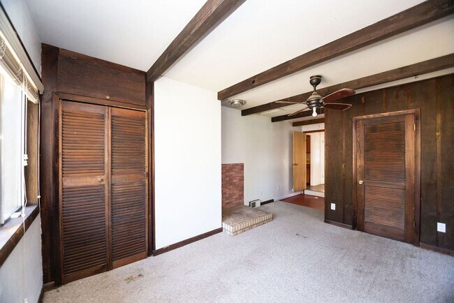 Building Photo - Charming 4 Bedroom, 1.75 Bath Brick Ranch Near Old Town!