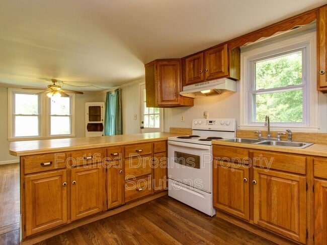 Building Photo - 7507 Greenlawn Dr