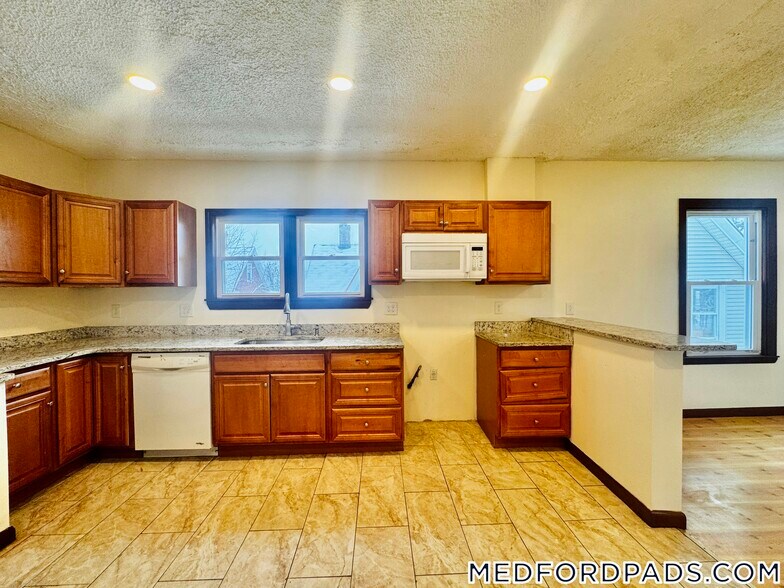 Building Photo - 569 Main St