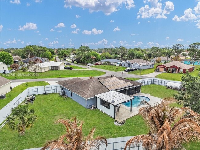 Building Photo - 702 NW Orchid St