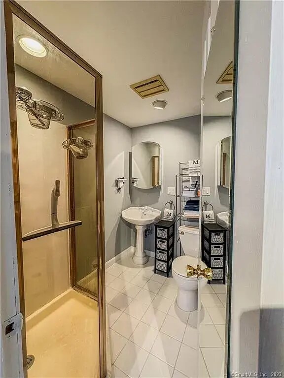 Third Floor Full Bathroom - 95 Country Pl