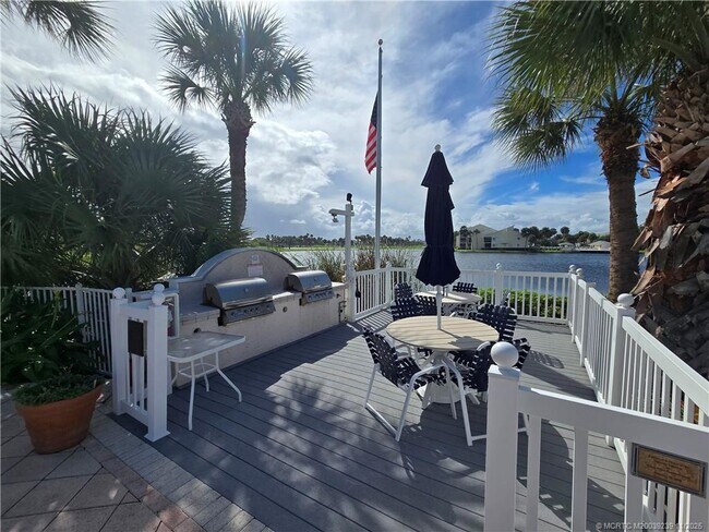 Building Photo - 484 NE Plantation Rd