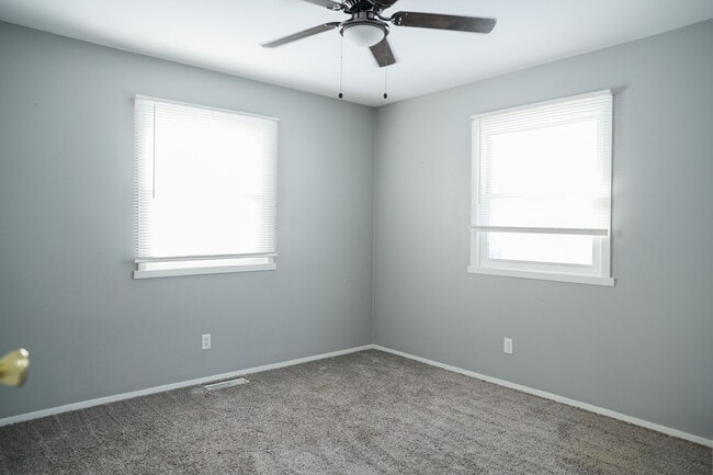 Building Photo - 2 bed 1 bath Duplex in Portage