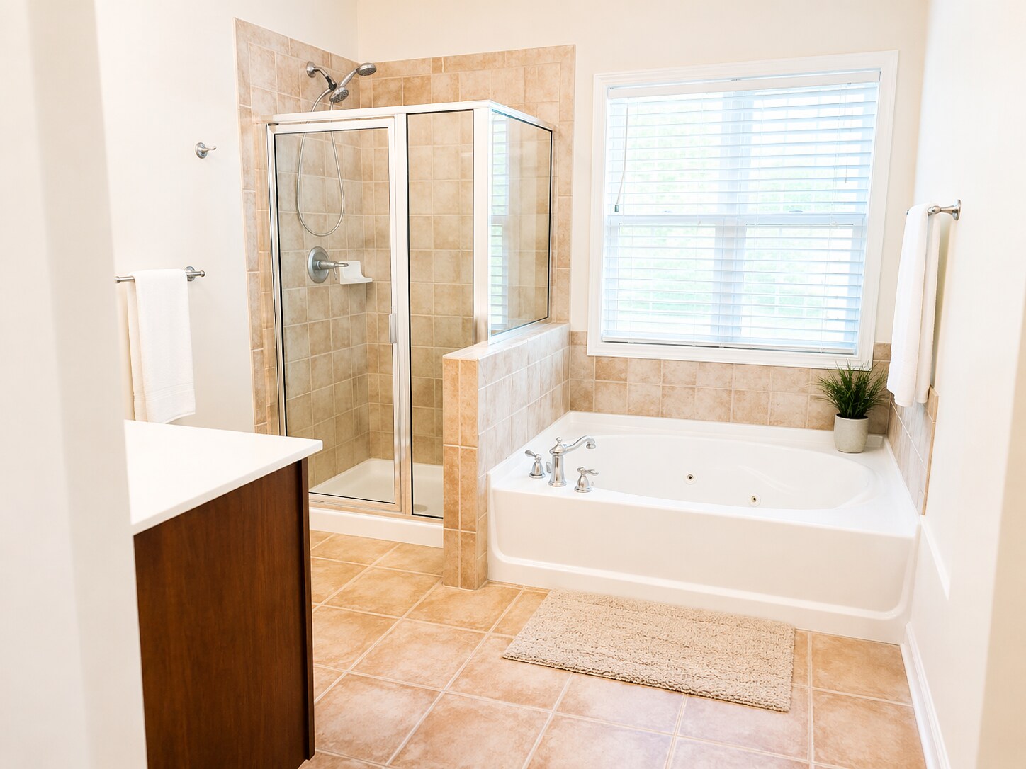 Luxurious primary bath with jacuzzi tub and ceramic tile finishes, separate double sinks. - 2143 Somerset Pl SE