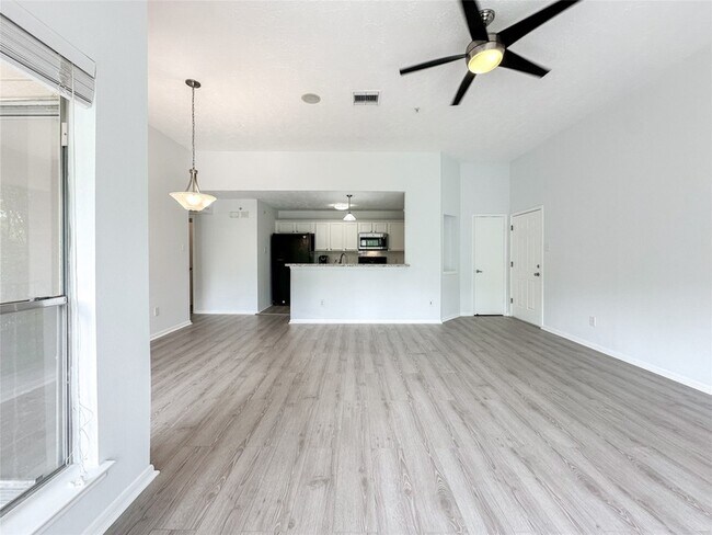 Building Photo - 8051 Bay Branch Dr