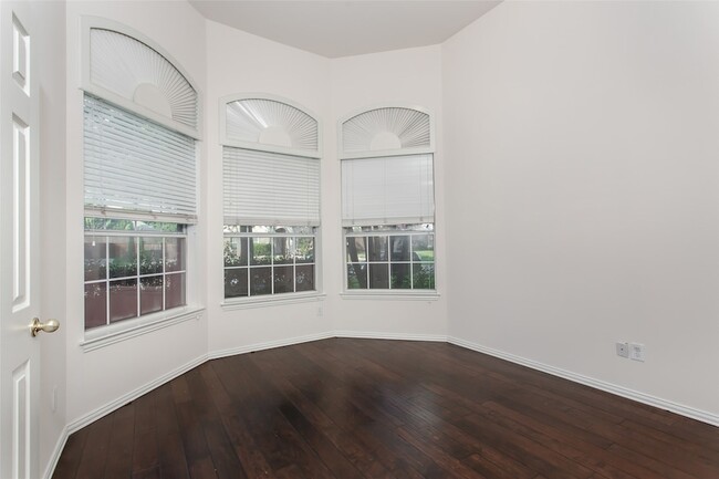 Building Photo - 915 Falcon Trail