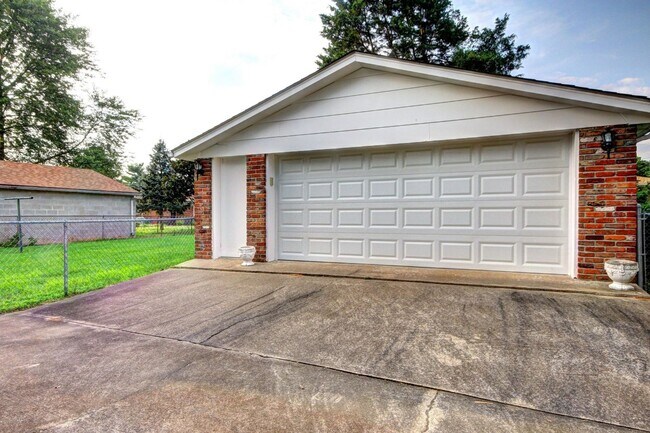 Building Photo - Available NOW - 4 beds/ 2 baths - $2,000/mo