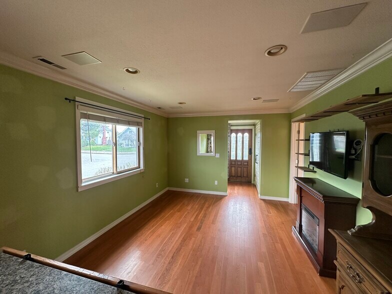 Building Photo - 701 S 59th St