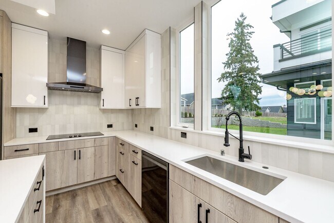 Building Photo - Edgewood Stunner