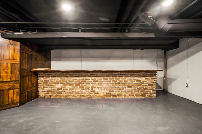 Building Photo - Beautifully Updated 4 Bed / 2.5 Bath Colon...