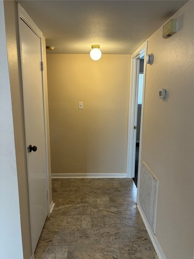 Building Photo - 405 Oak St