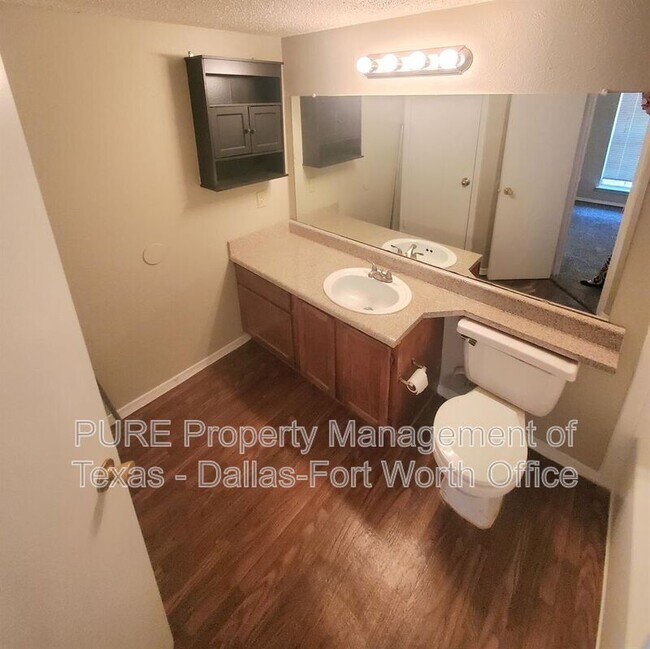 Building Photo - 18333 Roehampton Dr