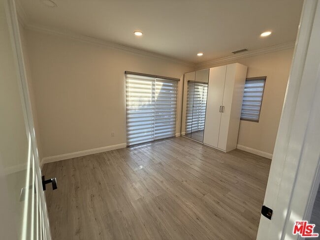 Building Photo - 941 Cloverdale Ave