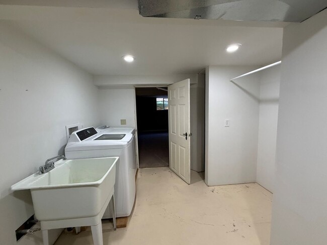 Building Photo - Now renting 3 bedroom House, visit our web...