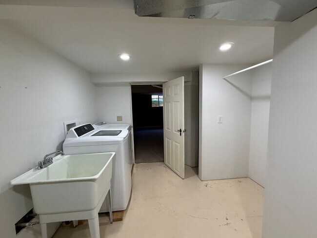 Building Photo - Now renting 3 bedroom House, visit our website at www.stillproperties.com