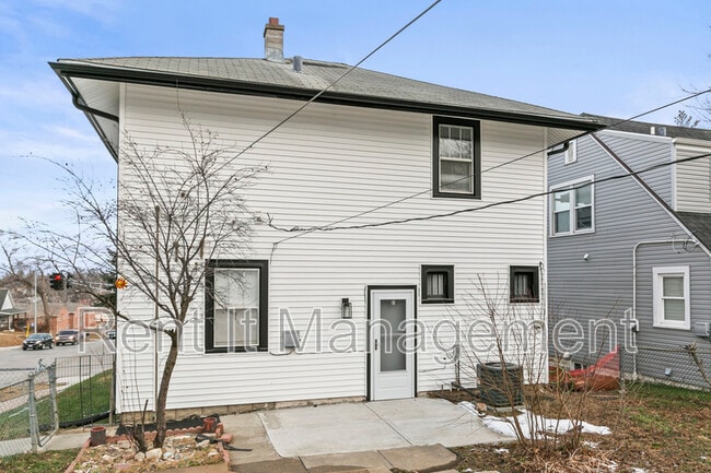 Building Photo - 3228 Fontenelle Blvd