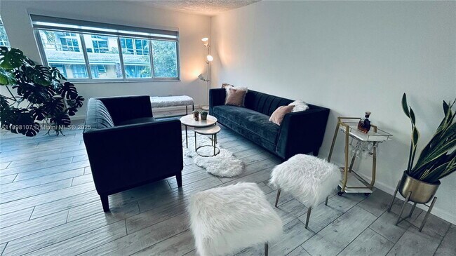 Building Photo - 9971 W Bay Harbor Dr