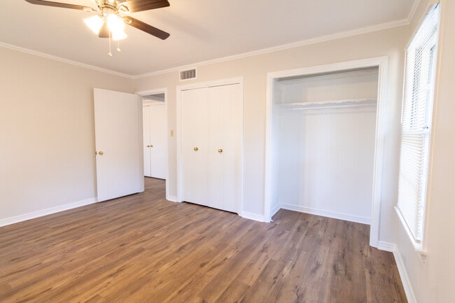 Building Photo - 2400 Hampstead Ln