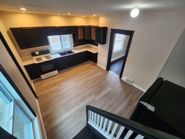 Building Photo - Charming 4-Bedroom Property in Prime Location