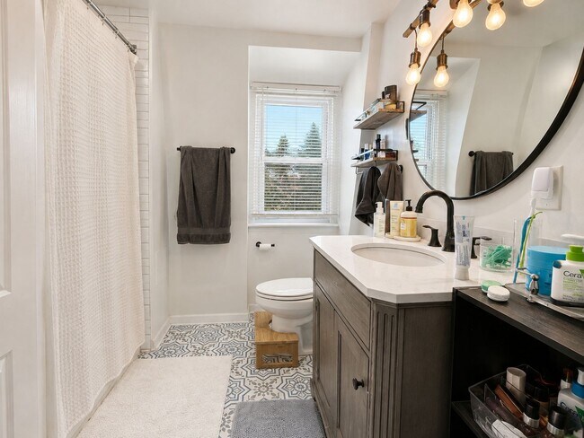 Building Photo - Renovated 2 Bedroom Apartment in Squirrel Hill, Philadelphia, PA | In-Unit Laundry, Central Air &...