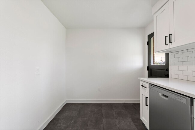 Building Photo - AVAILABLE NOW!! Fully RENOVATED 3-bedroom in CASTLE SHANNON!
