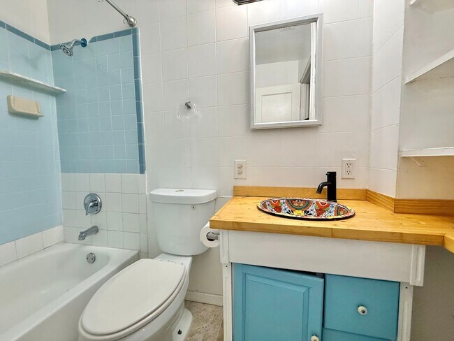 Building Photo - Super Cute 3/2 Close to Downtown!