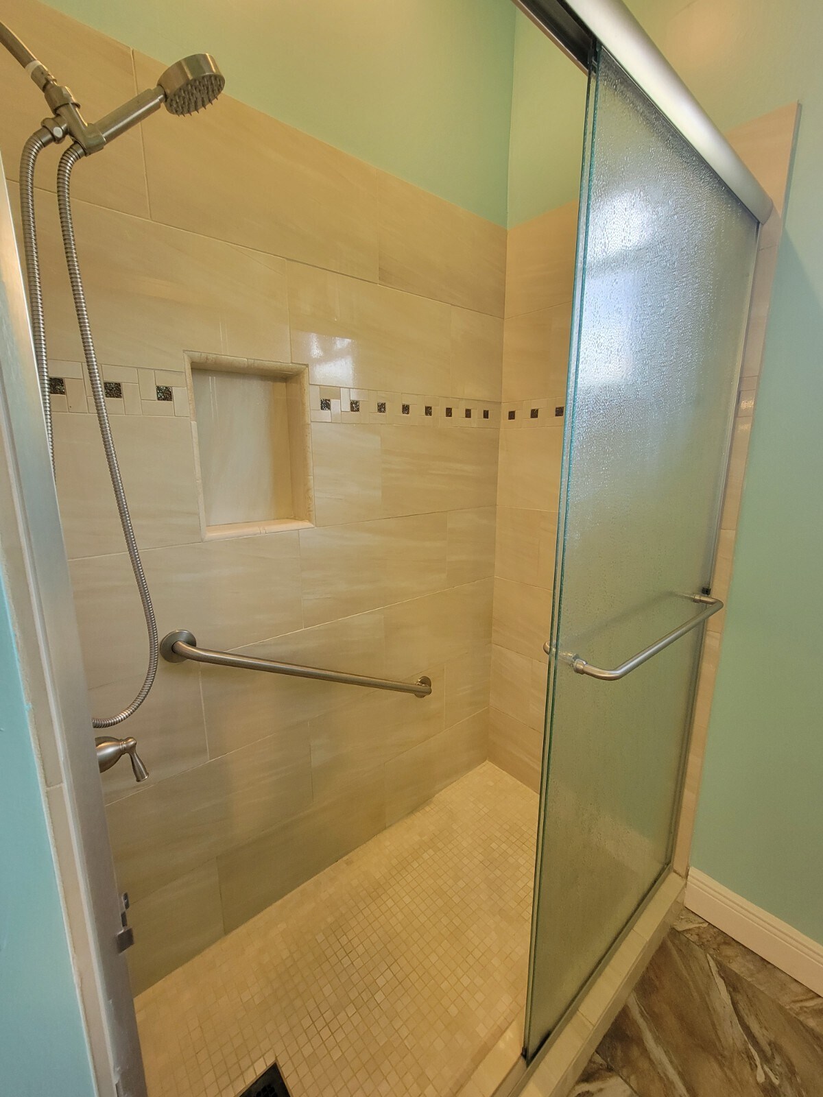 hall bath/tile shower - 7327 Rodgers Dr