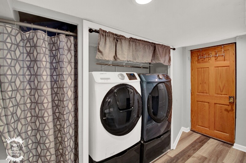 Building Photo - 2438 N Maplewood Ave