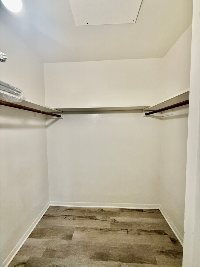 Building Photo - 6401 Skyline Dr