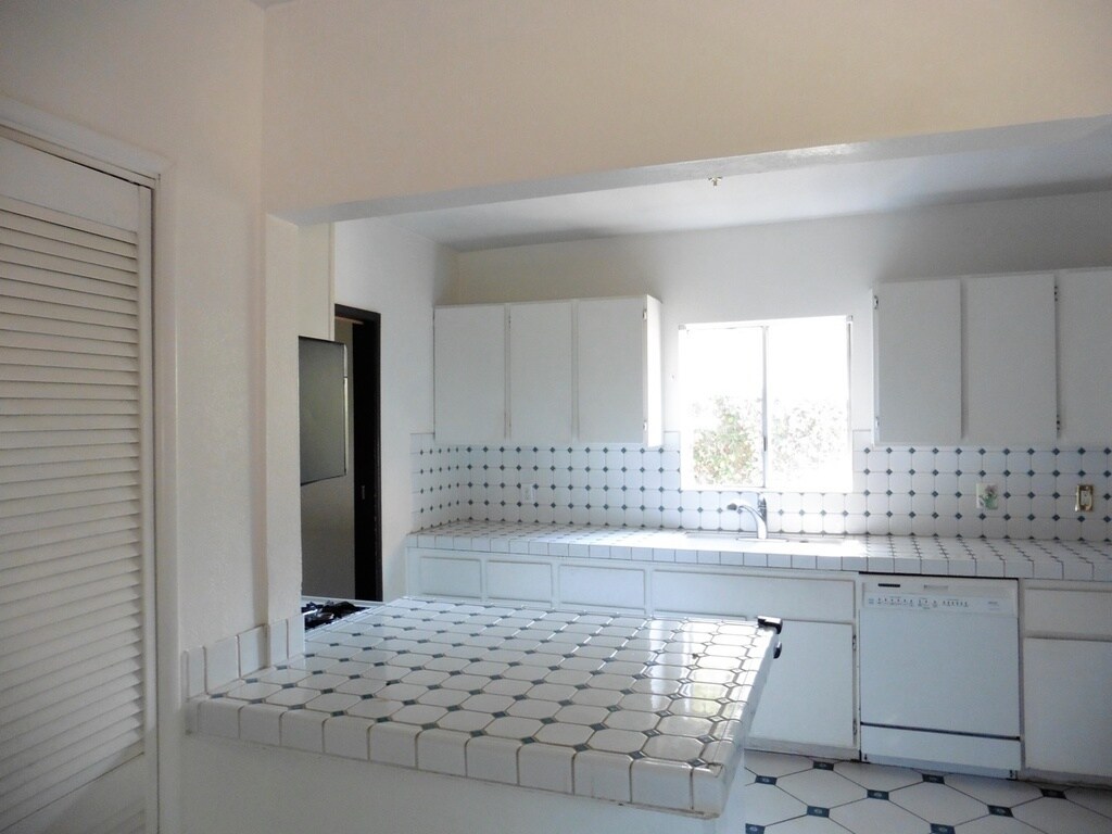 Building Photo - 5723 Stansbury Ave