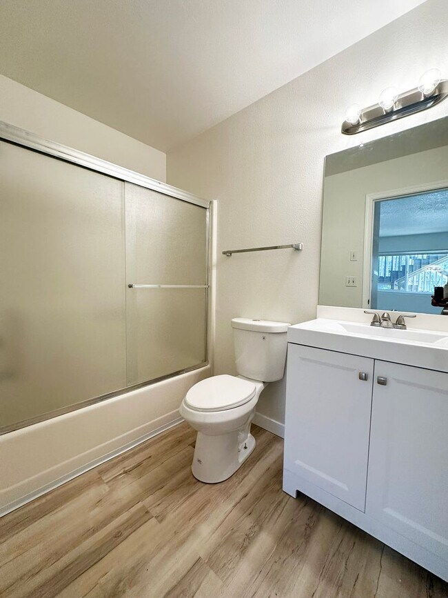 Building Photo - 4940-4950-4950 SW 45th Ave