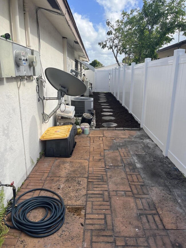 Building Photo - 5843 Albert Rd