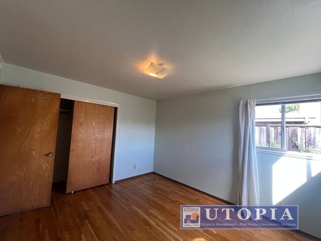 Building Photo - 2 Bed 1 Bath Single Family Home Right Next...