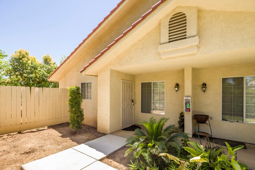 Building Photo - 1542 E Alluvial Ave