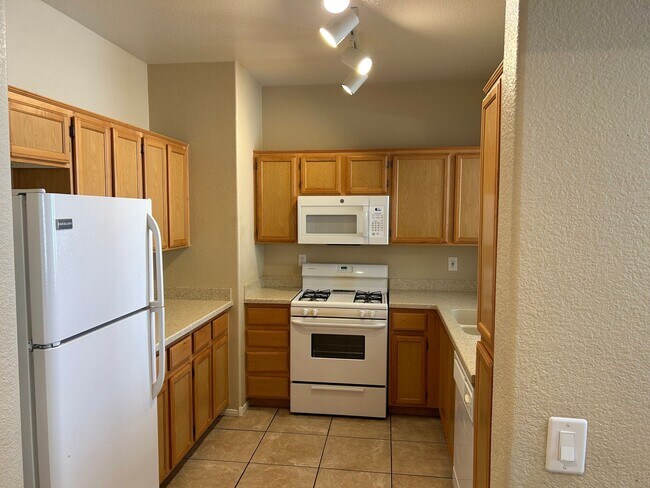 Building Photo - Rare & hard to find 2 BED & 2 BATH with ATTACHED GARAGE.
