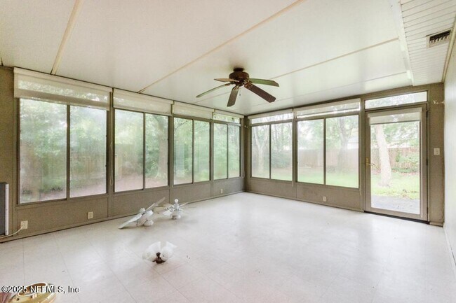 Building Photo - 2058 Forest Gate Dr E